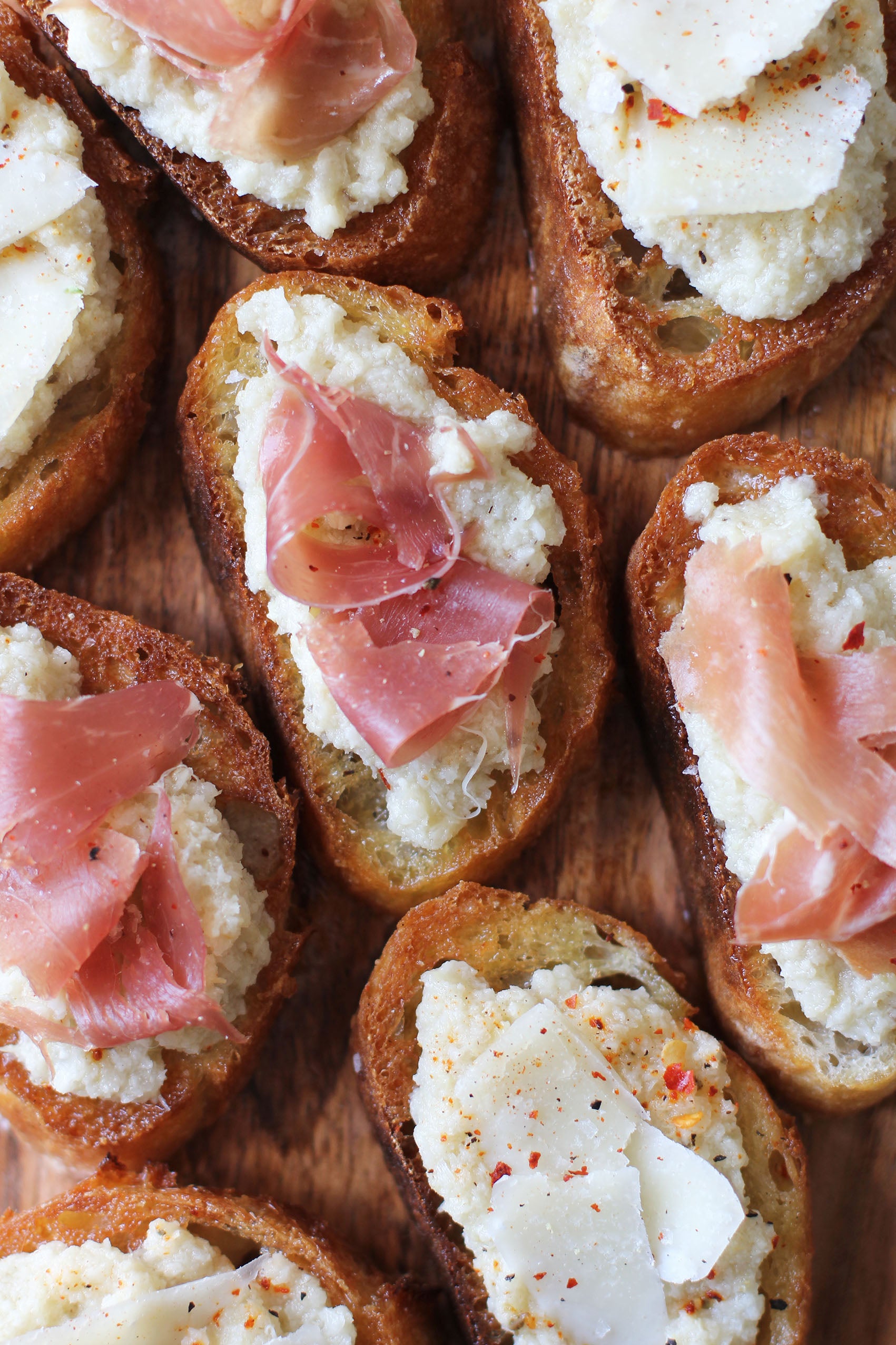 Crostini con crema di carciofi, prosciutto e parma o parmigiano