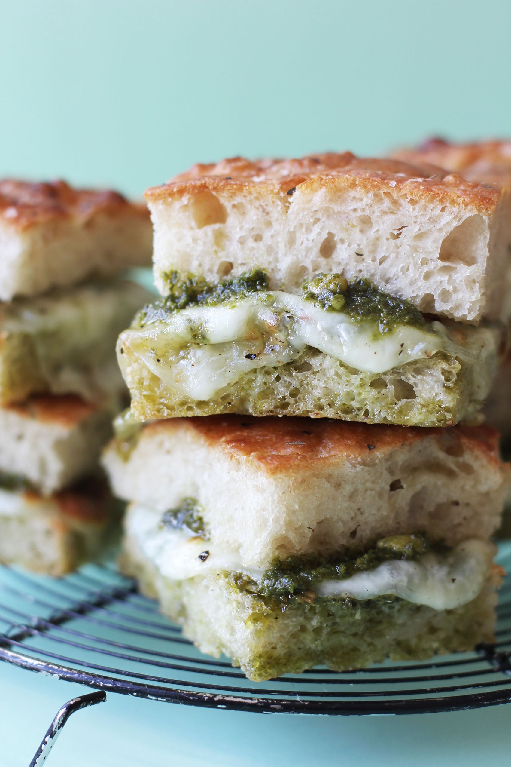 Focaccia con pesto e mozzarella