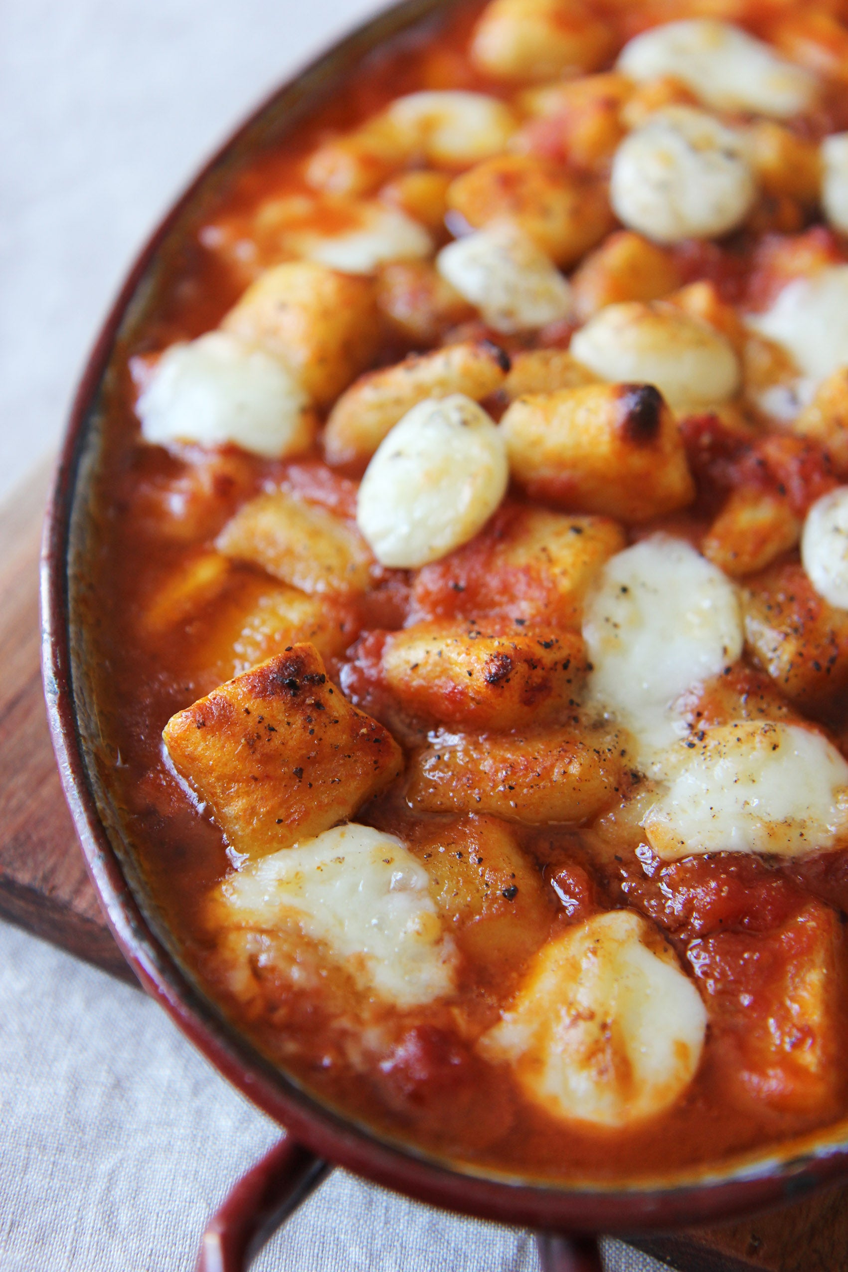 Gnocchi di patate con salsa di pomodoro e basilico e mozzarella gratinata